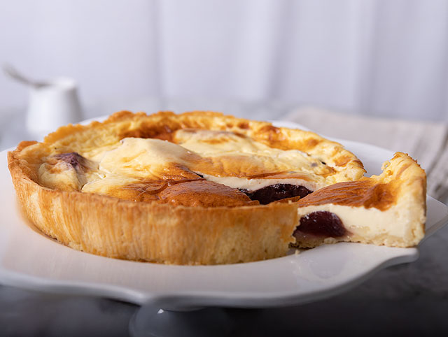 Tarta de Leche Asada con ciruelas